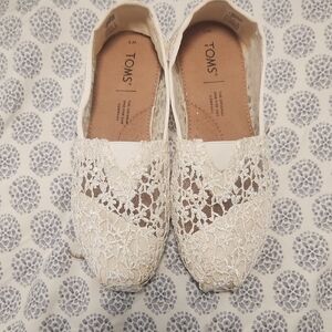 TOMS Women's White Lace Flats